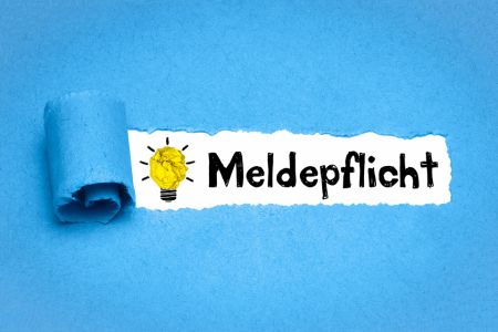 Foto: Glühbirne mit dem Text Meldepflicht